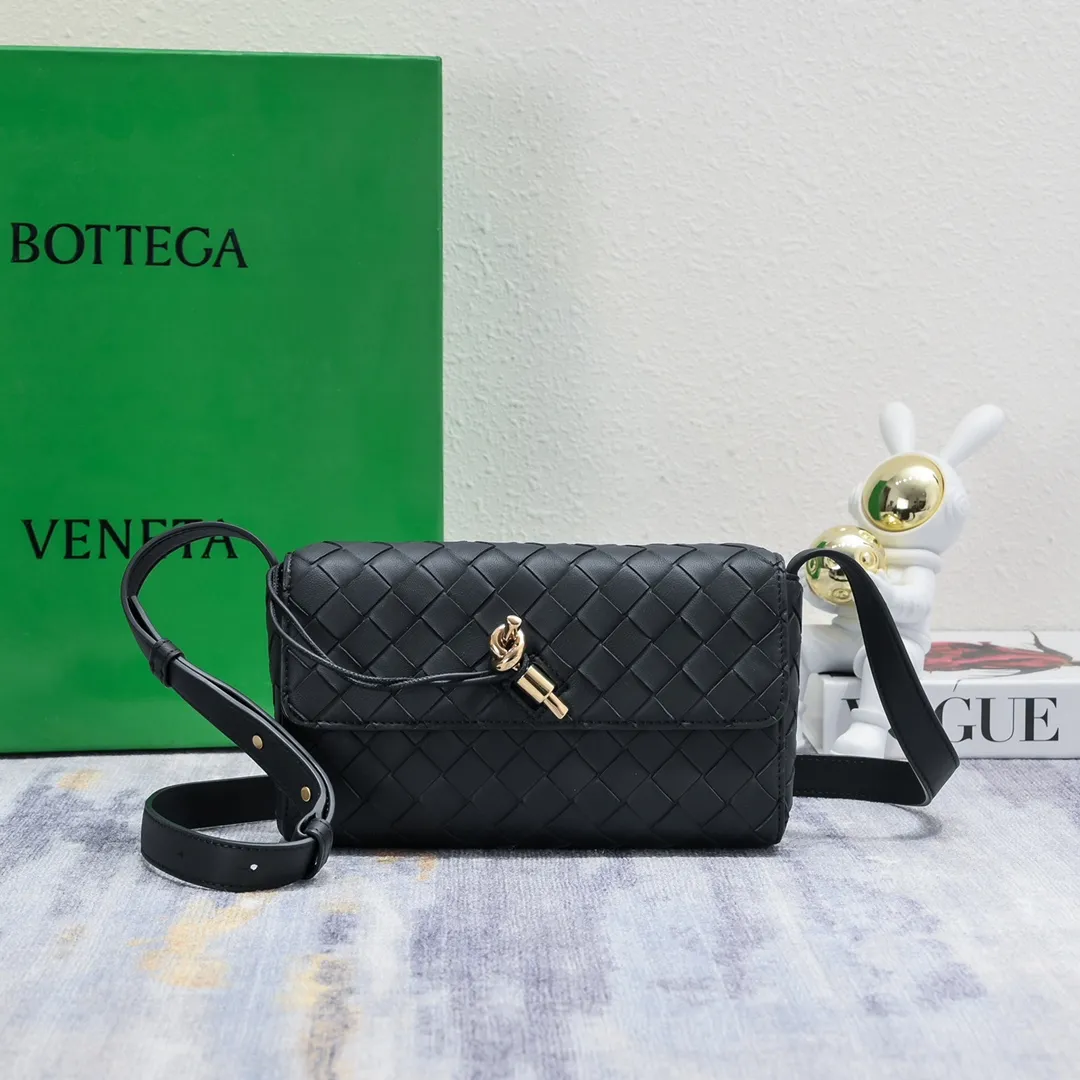 Batch 1420 Bottega Veneta's new style 🆕 mini andiamo bag is so pretty. The dark brown color is very versatile. It is high-end and casual and sexy. Andiamo is not only a commuter bag 🥰 It can be worn crossbody and carried by hand, and it is no problem to match it with evening wear. It can be matched with clothes casually, showing high-end elegance. Style number: 5545 Size: 21.5*13*4.5cm